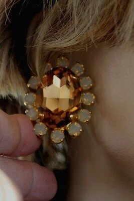 PENDIENTES OMEGA TOPACIO ÁMBAR GRANDE TONO DORADO JOAN RIVERS 1 1/4 X 1 5/8" Foto 1 de 4