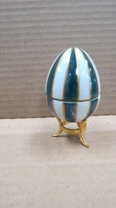 LIMOGES CHAMARI FRANCE PEINT MAIN TRINKET EGG GREEN GOLD WHITE EGG NO STAND - Picture 1 of 4