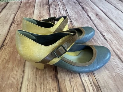 Zapatos Anthropologie Raros Retro BC Tacones Gris Amarillo Bombas De Colección Talla 9.5 Foto 1 de 3