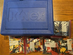 K’NEX Posten 6 Pfund 2 Unzen Koffer + Teile gereinigt sortiert Stangen Räder Zahnräder Plattformen & mehr - Bild 1 von 8