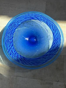 Cuenco de vidrio artístico vintage Jody Fine hecho a mano, patrón de remolino azul de los años 80 - Imagen 1 de 8
