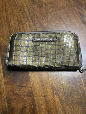 Cartera sin asas Brighton con cremallera alrededor verde brillante y marrón cocodrilo caimán en relieve Foto 1 de 4