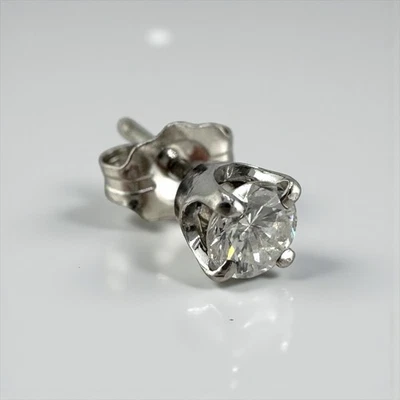 Pendiente vintage de oro blanco de 14 quilates con un solo diamante redondo brillante de 0,15 quilates Foto 1 de 4