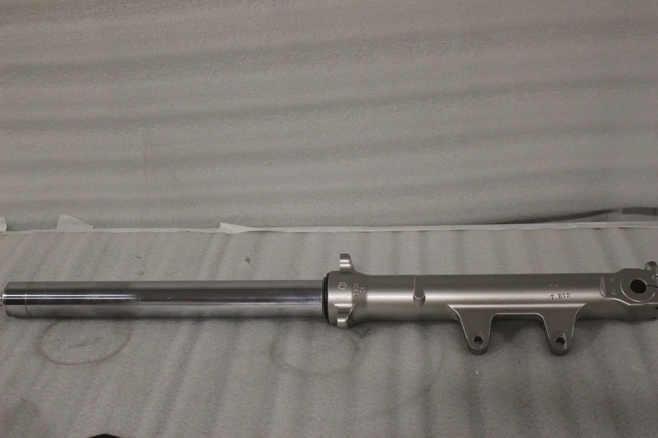 46032-97y NUEVO OEM 1997-1998 BUELL M2 CYCLONE MONTAJE HORQUILLA IZQUIERDA DESLIZADOR Foto 1 de 1