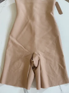 SKIMS BODY High-Waisted Mid Thigh Sculpting Shorts - Bild 1 von 3