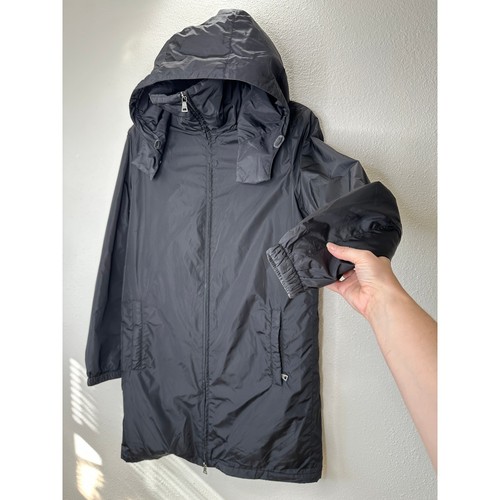 Giacca antipioggia Prada uomo nera poliestere con cappuccio linea lunga 42 L