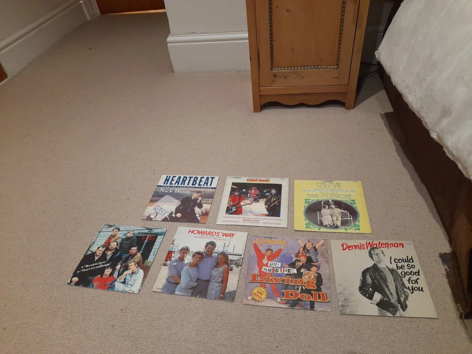 Collection 7 British TV 7" vinyl Records Heartbeat Young Ones Swap Shop Minder - Bild 1 von 1