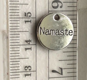 Pequeño colgante redondo Namaste medallón colgante plateado etiqueta negra círculo mini - Imagen 1 de 1