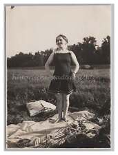 Junge Frau im Sommerkleid 1928 - 'Zum Andenken an das 1. Luftbad' - Foto