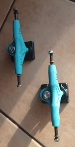 2 Vintage Lite Blue and Black Gullwing Sidewinder II 8.5 skateboard trucks - Picture 1 of 3