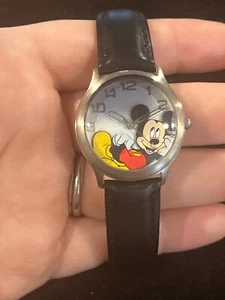 RELOJ MICKEY MOUSE VINTAGE DISNEY TIME WORKS CUERO GENUINO - ¡NECESITA BATERÍA! - Imagen 1 de 9