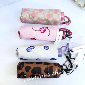 Neu mit Etikett Coach UV Protecti Mini-Regenschirm in Kirsche/Blaubeere/Herz/Leopardendruck - Bild 1 von 23