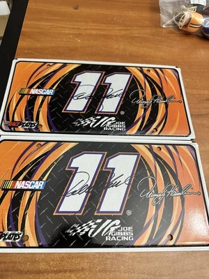 Denny Hamlin lot of 2 License Plate Signed NASCAR metal Racing Novelty Foto 1 de 2