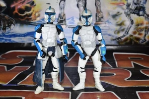 ZWEI UNVOLLSTÄNDIGE HUNT FOR GRIEVOUS TROOPERS 3,75 ZOLL STAR WARS FIGUR REF D7712 - Bild 1 von 3