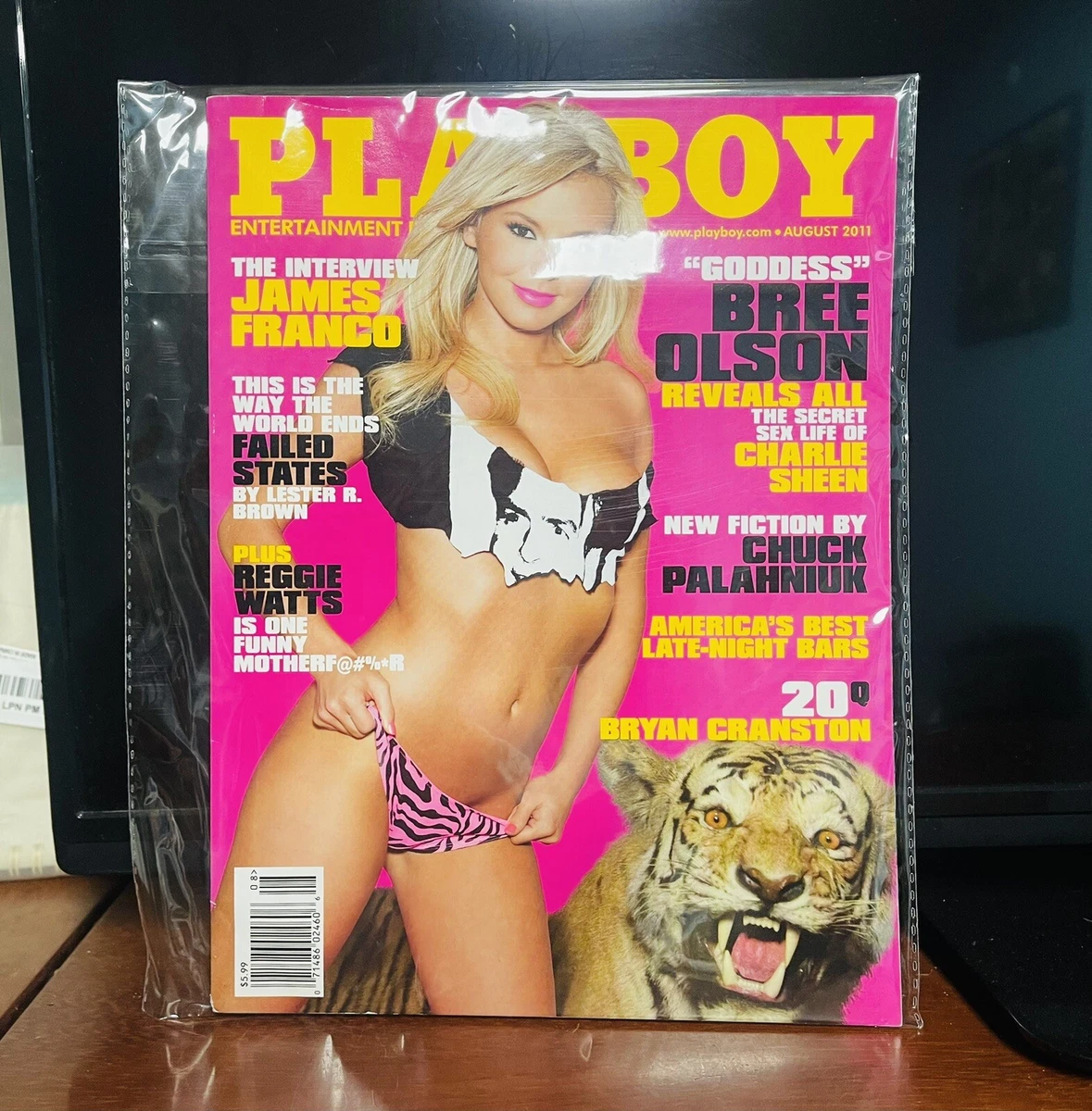 Желіде жалаңаш және бақытты Playboy