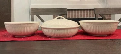 Usado en Excelente Condición Mikasa Juego de 3 Cazuela con Tapa, Servir y Ensaladera Borde Desplazamiento Trabajo Foto 1 de 4