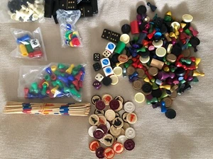 Konvolut Spielfiguren-Schach-Mikado-Domino-Würfel-Flohhopser- Figuren - Bild 1 von 4
