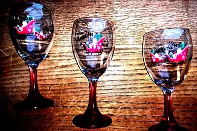 SET OF (3) - RED STEMMED WINE GLASSES -"YOU'RE SLEIGH’N IT" #00397LR00 - Imagem 1 de 4