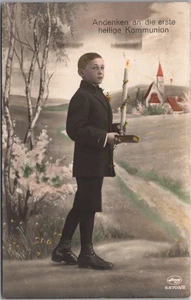 Foto postal "Primera Comunión" niño/Biblia vintage religiosa alemana de la década de 1910 RPPC - Imagen 1 de 2