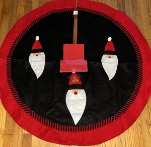 New 2006 44” Christmas Shoppe Tree Skirt - Santa Thick Felt Black Red - Picture 1 of 5