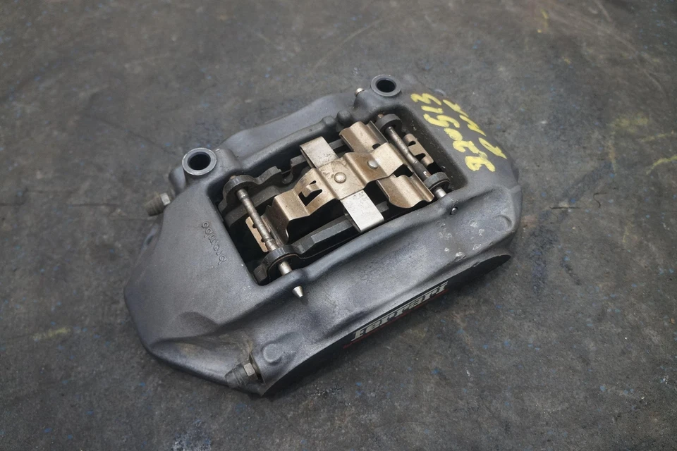 Pinça de freio traseira direita passageiro lateral fabricante de equipamento original Ferrari FF 2014 - Imagem 1 de 4