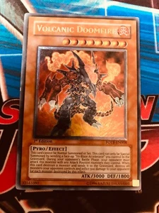 Yugioh Volcanic Doomfire FOTB-EN008 Ultimate Raro 1ª Edición Casi Nuevo - Imagen 1 de 10