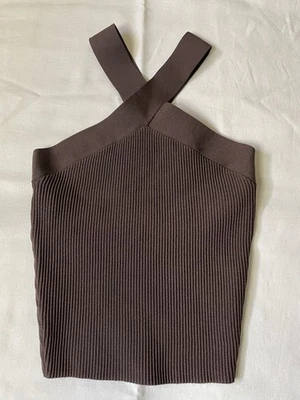 Camiseta sin mangas recortada cruzada tejida esculpida Aritzia Babaton talla pequeña Foto 1 de 4