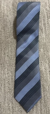 CORBATA HOMBRE CORBATA AZUL/GEOMÉTRICA ANCHO: 3.5" LARGO: 60" SEDA Foto 1 de 4