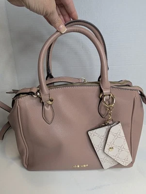 Bolsa tiracolo e bolsa de mão Nine West rosa com detalhes dourados 3 compartimentos  - Imagem 1 de 4