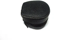 Estuche pequeño redondo para lentes de cuero negro con forro rojo con cremallera - Imagen 1 de 8