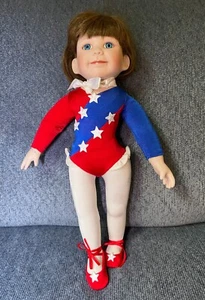 Ashton 1996 Drake Pequeña Gimnasta Kathy Hippensteel Porcelana Niña Muñeca Vestida - Imagen 1 de 9