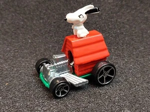 2015 Hot Wheels Peanuts Snoopy Screen Time Diecast Toy Car - Picture 1 of 6