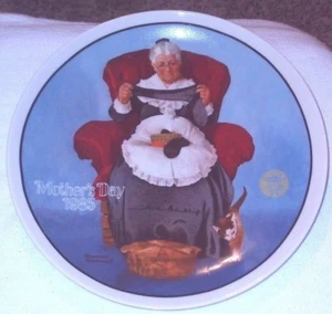 Plato decorativo 1985 Motheris Day MENDING TIME por Norman Rockwell Knowles 5937C - Imagen 1 de 5