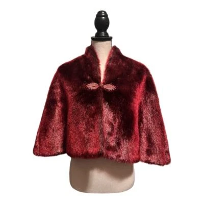 Capa de piel sintética roja profunda Terry Lewis Classic Luxuries Foto 1 de 4