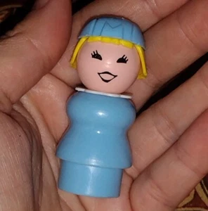 Vintage Fisher Price Little People #2502 Ragazza azzurra hostess bionda ottime condizioni - Foto 1 di 7