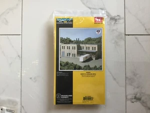 WOODLAND SCENICS DPM 1/160 N SCALE GRIPP'S LUGGAGE MFG. STRUCTURE KIT 50600 F/S - Picture 1 of 5
