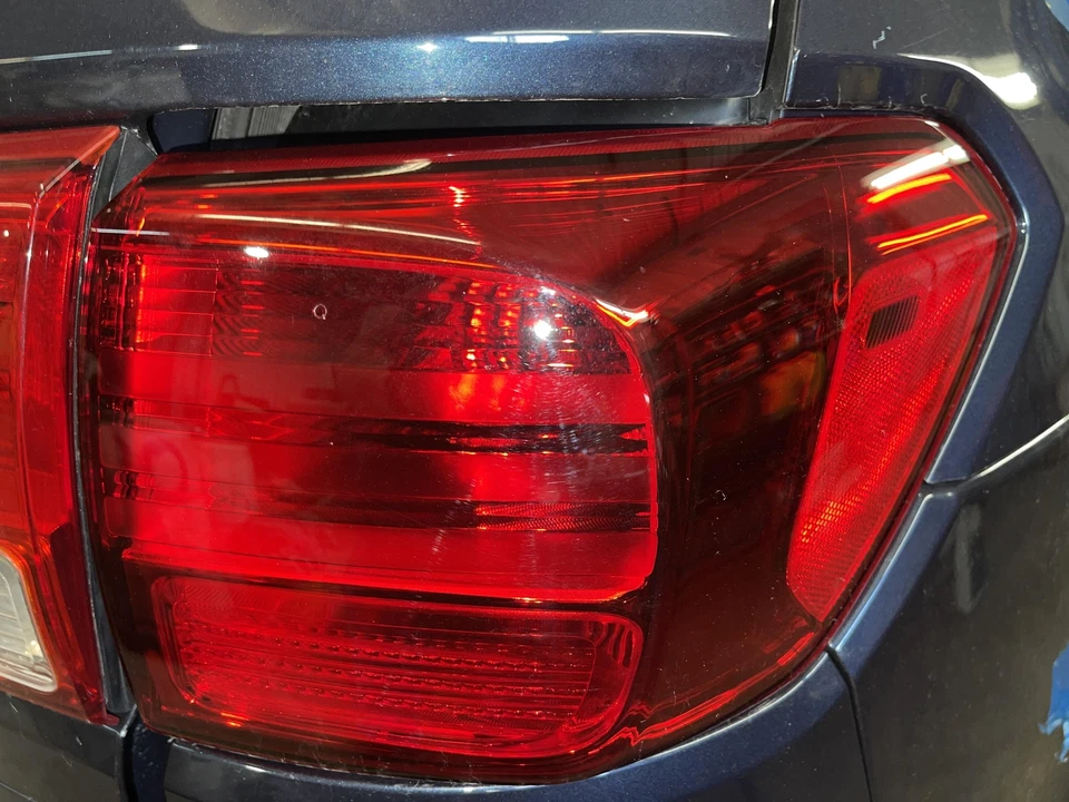 15 KIA SEDONA Tail Light Assembly Right QUARTER MOUNTED INCANDESCENT 92402A9020 - Image 1 of 1