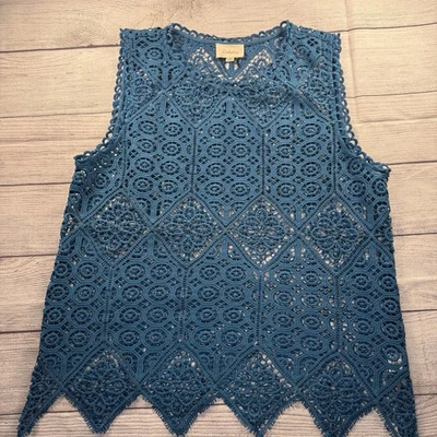 Anthropologie Deletta 蓝色钩针编织开放蕾丝几何波浪边无袖上衣 — 第 1/4 张图片
