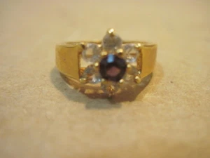 D OLD WOMENS GOLD COLOR LIGHT GREEN STONE RING JEWELRY SIZE 8 - Picture 1 of 2
