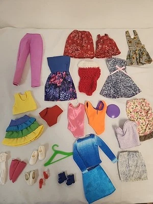 Lote misto vintage de moda/clone de bonecas Barbie ternos de banho saias tops vestidos MAIS - Imagem 1 de 4