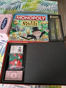 MONOPOLY TOKEN MADNESS BOARD GAME - 100% COMPLETE WITH 8 GOLDEN TOKENS CHRISTMAS - Picture 1 of 3
