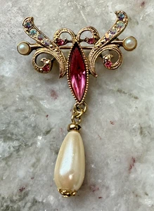 VTG Victorian Brooch Pink Crystal & Large Teardrop Dangle Faux Pearl 2" L4 - Picture 1 of 3