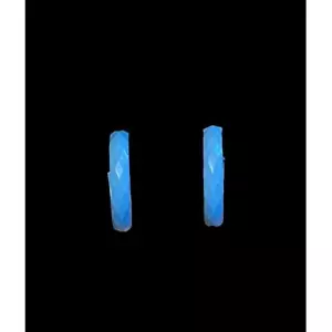 Par de aretes tipo argolla vintage de aluminio texturizado pintados ligeros azul cielo de 1" - Imagen 1 de 2