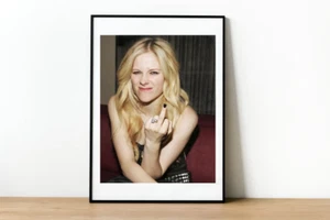 Avril Lavigne - Sk8er Boi-Celebrity Shooting Middle Finger-Flipping Bird-965 - Picture 1 of 4