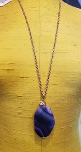 COLGANTE DE PIEDRA GENUINA PÚRPURA BLOOMINGDALE'S CON CADENA DORADA DE 30", NUEVO - Imagen 1 de 6