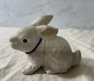 Conejo de Pascua de cerámica vintage con cinta púrpura alrededor del cuello. ¿Con marca? - Imagen 1 de 4