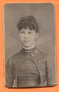 CDV Retrato de una mujer joven alrededor de 1880 - Imagen 1 de 2