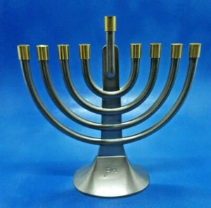Silberfarbene Metall Menora Chanukka mit goldfarbenen Kerzenhaltern signiert "Zvi" - Bild 1 von 6