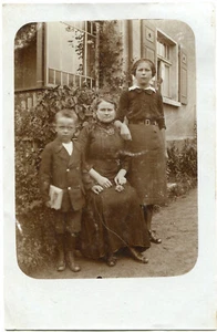 Foto-AK NEUGERSDORF /EBERSDORF Kr. GÖRLITZ Mutter/Kinder vor Haus 1914 - Picture 1 of 1