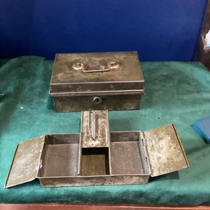 Vintage Small Metal Banker's Box No Key - Old Tin With Lid 8 X5 X3.5 Inch - Picture 1 of 8